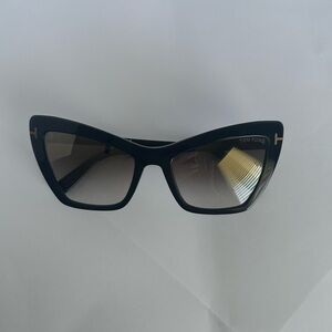 New- Tom Ford Black Cat-Eye Sunglasses originals